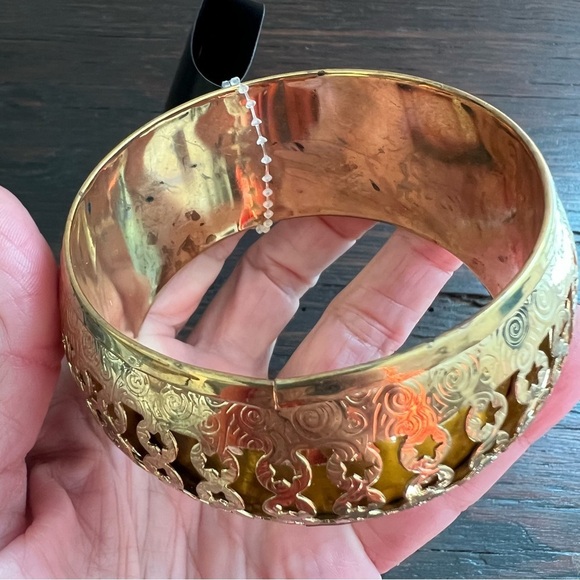 NWT Gold Tone Thick Bangle - Picture 3 of 5